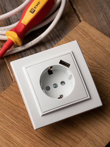 EKF Basic Минск Белый Розетка с/з, со шторками, 16А, с USB 1А, СП